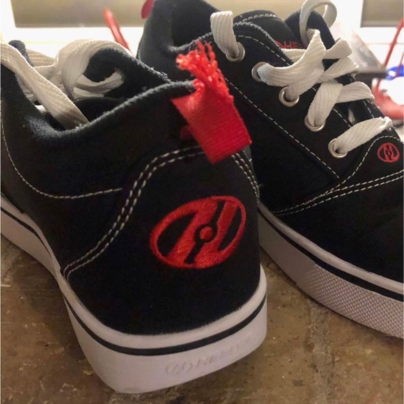 Heelys GR8 Pro 20 Skate Shoes HE100757 Youth 4 Black Sneakers Red Logo - Picture 2 of 4